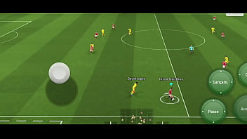 Jogando efootball e batendo uma para minha prima safada
