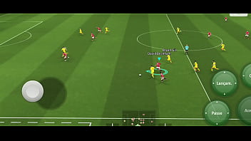 Jogando efootball e batendo uma para minha prima safada