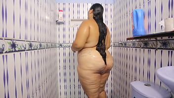 Milf en la ducha muy sexy y caliente gran culo y tetas