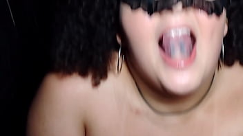 Levei a irmã da minha mulher para conhecer o glory hole e a safada entrou na pica