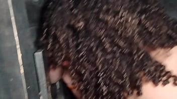 Levei a irmã da minha mulher para conhecer o glory hole e a safada entrou na pica