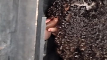 Levei a irmã da minha mulher para conhecer o glory hole e a safada entrou na pica