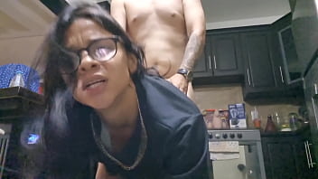 Conjiendo duro con chica de lentes