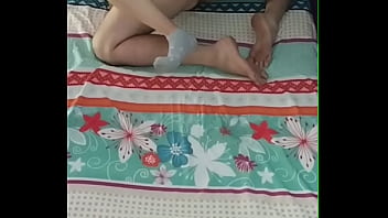 Me di cuenta que mi hermanastra estaba acostada al lado mío y no pude evitar follarla Me di cuenta que mi hermanastra estaba acostada al lado mío y no pude evitar follarla