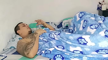 Mi hermanastra me descubre mientras me masturbo y decide ayudarme chupando verga y dejandome cogeme su culo en un sabroso anal