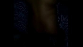 Cachorra gemendo na rola