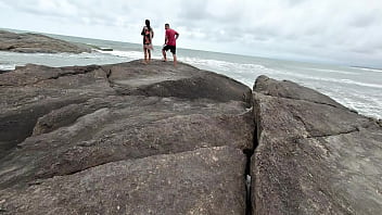 Ninfeta fodendo no mato com casal sem camisinha fomos pegos no ato e continuamos a transar