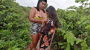 Ninfeta fodendo no mato com casal sem camisinha fomos pegos no ato e continuamos a transar