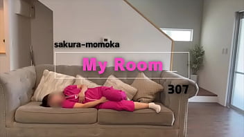 みんな仕事に行ってるからリビングでゆったりオナニーができました…ソファーがビチョビチョになっちゃう。