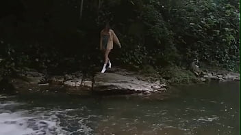 раздеваться и трогать себя в общественном месте