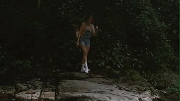 раздеваться и трогать себя в общественном месте