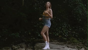 раздеваться и трогать себя в общественном месте