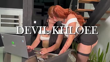 Mi jefa me pide que la ayude con el trabajo y terminamos follando