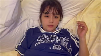 男友達と浮気sexする女子大生。彼氏の遠距離でsexしたくてもできないから我慢できずに