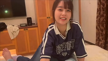 男友達と浮気sexする女子大生。彼氏の遠距離でsexしたくてもできないから我慢できずに