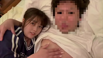 男友達と浮気sexする女子大生。彼氏の遠距離でsexしたくてもできないから我慢できずに