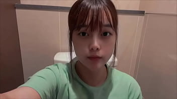 スーパーのトイレでオナニーしました。イク時に足ピンしながらイっちゃって気持ち良すぎました