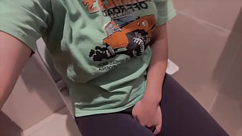 スーパーのトイレでオナニーしました。イク時に足ピンしながらイっちゃって気持ち良すぎました