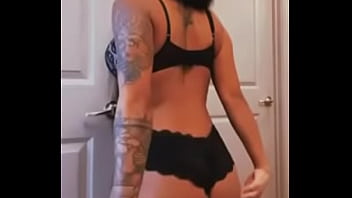 Petty jiggling booty