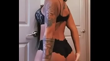 Petty jiggling booty
