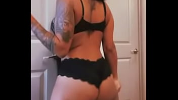 Petty jiggling booty