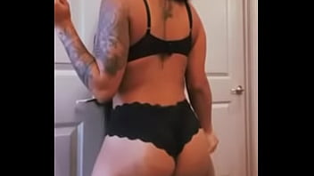 Petty jiggling booty
