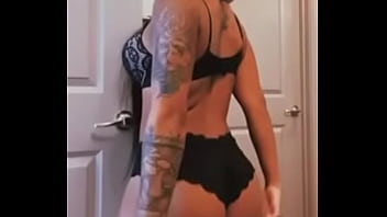 Petty jiggling booty