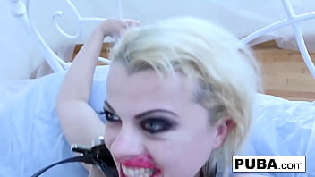 Blonde babe loves pussy