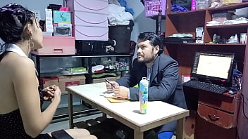 Puta desempleada abre la boca y las piernas para conseguir empleo por encima de las postulantes el dueño le saco la polla