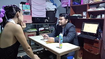 Puta desempleada abre la boca y las piernas para conseguir empleo por encima de las postulantes el dueño le saco la polla