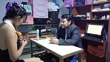 Puta desempleada abre la boca y las piernas para conseguir empleo por encima de las postulantes el dueño le saco la polla