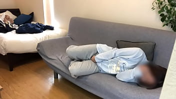 彼氏がお泊まりデートから帰った後に物足りなくなって1人でソファーの上でシてしまう制欲旺盛な女子◯生。浮気してみたい…。