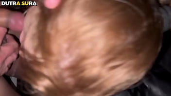 Fui no swing com meu namorado e distribui buceta pra geral varios me fodendo no glory hole e meu namorado da pica grande me fodendo tambem