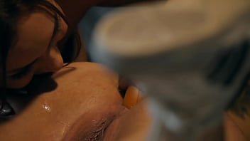 Safadas metendo um metro de pica pra dentro pra ver quem tem o cu mais fundo