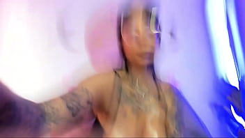 Perra tatuada tetona se masturba para sus fans