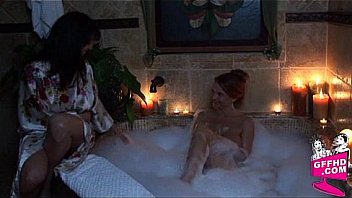 Girls Having Fun 0679 thumbnail