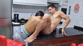 Fui servida de café da manhã no balcão da cozinha me devoraram