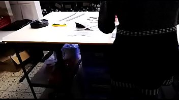 Hermosa mujer enseña sus curvas