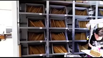 Hermosa mujer enseña sus curvas