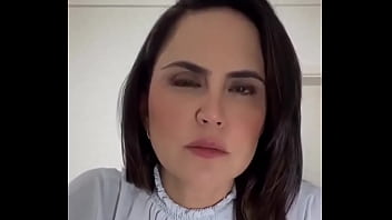 Loira exibida face casta