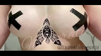 Passando creme nos seios toda safada