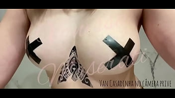 Passando creme nos seios toda safada