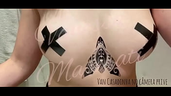 Passando creme nos seios toda safada