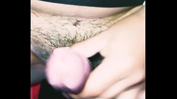 Mi esposa no sabe que juego con mi verga mientras ella trabaja