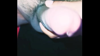 Mi esposa no sabe que juego con mi verga mientras ella trabaja