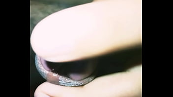 Mi esposa no sabe que juego con mi verga mientras ella trabaja