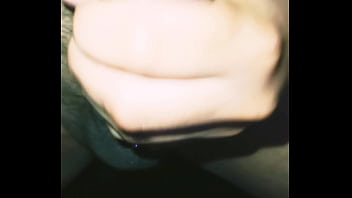 Mi esposa no sabe que juego con mi verga mientras ella trabaja