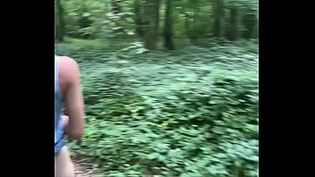 Petite balade dans les bois alors qui aime voir mes fesses bouger comme ça et