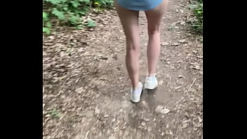 Petite balade dans les bois alors qui aime voir mes fesses bouger comme ça et