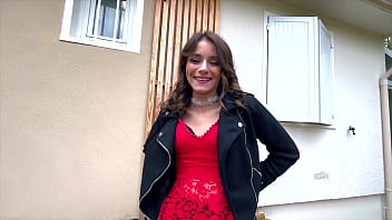 Ariana petite gourmande veut deux bites pour elle